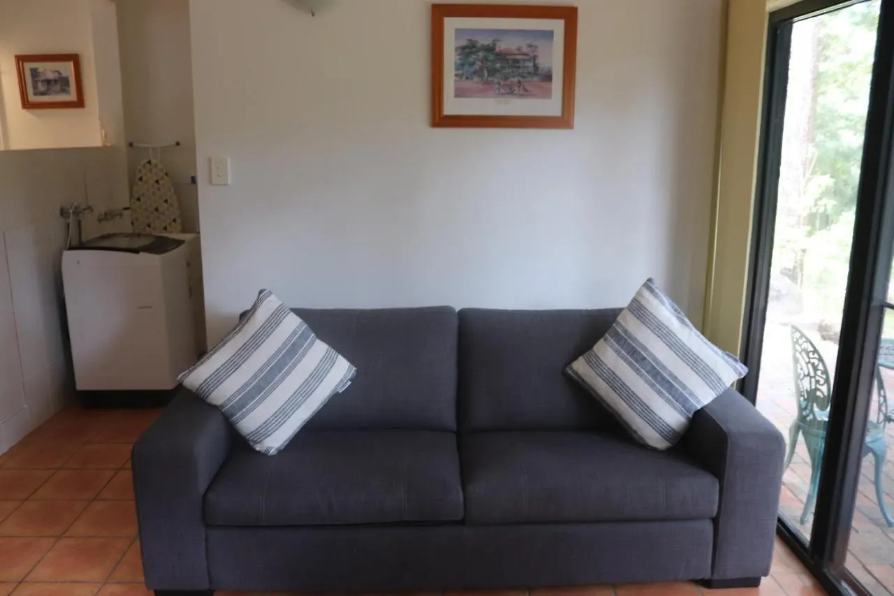Chalet Lake View Chalet: Scenic Retreat Near Australia Zoo and Beaches Landsborough