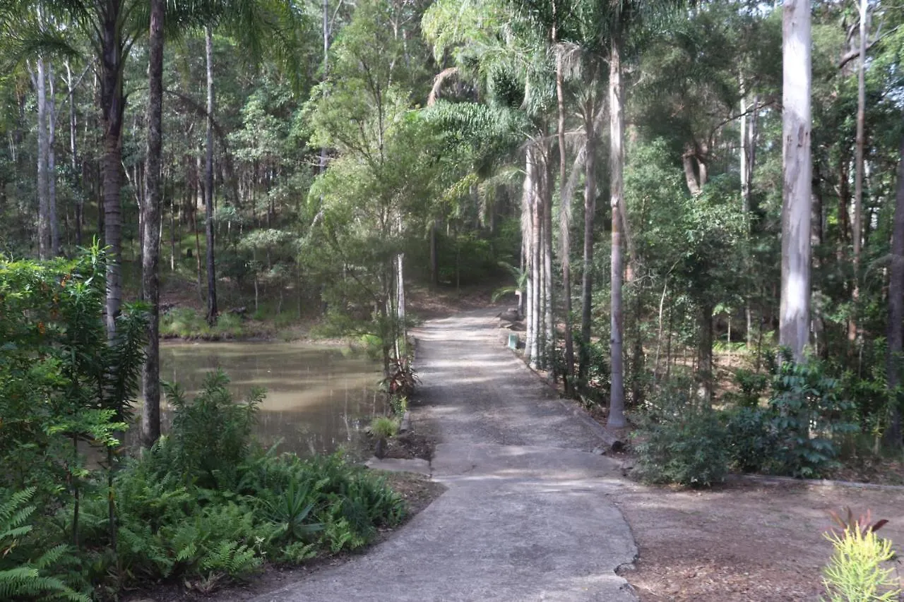 Lake View Chalet: Scenic Retreat Near Australia Zoo and Beaches Landsborough Chalet